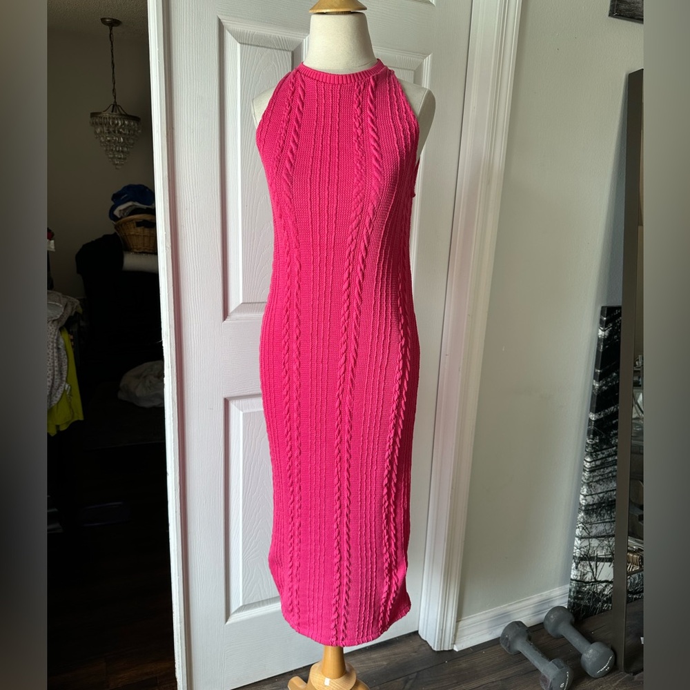 Beautiful sleeveless, lightweight sweater dress pink size small